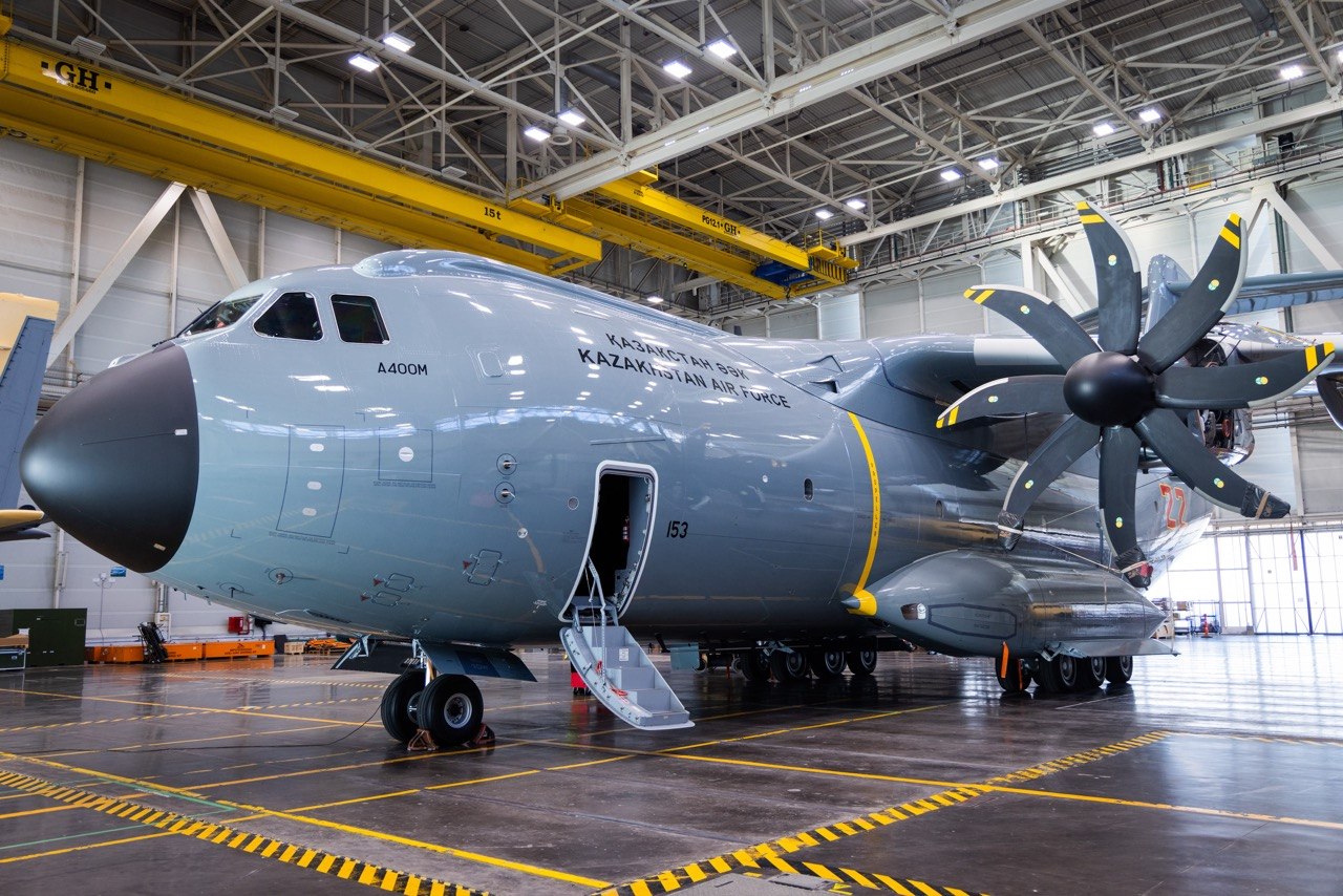 Казахстанский военно-транспортный самолёт A400M в ангаре